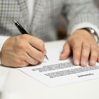 online 合规专员苏禾在办公室核对版权投诉材料，手里拿着打印文件，背景是贴满便签的白板，氛围严谨